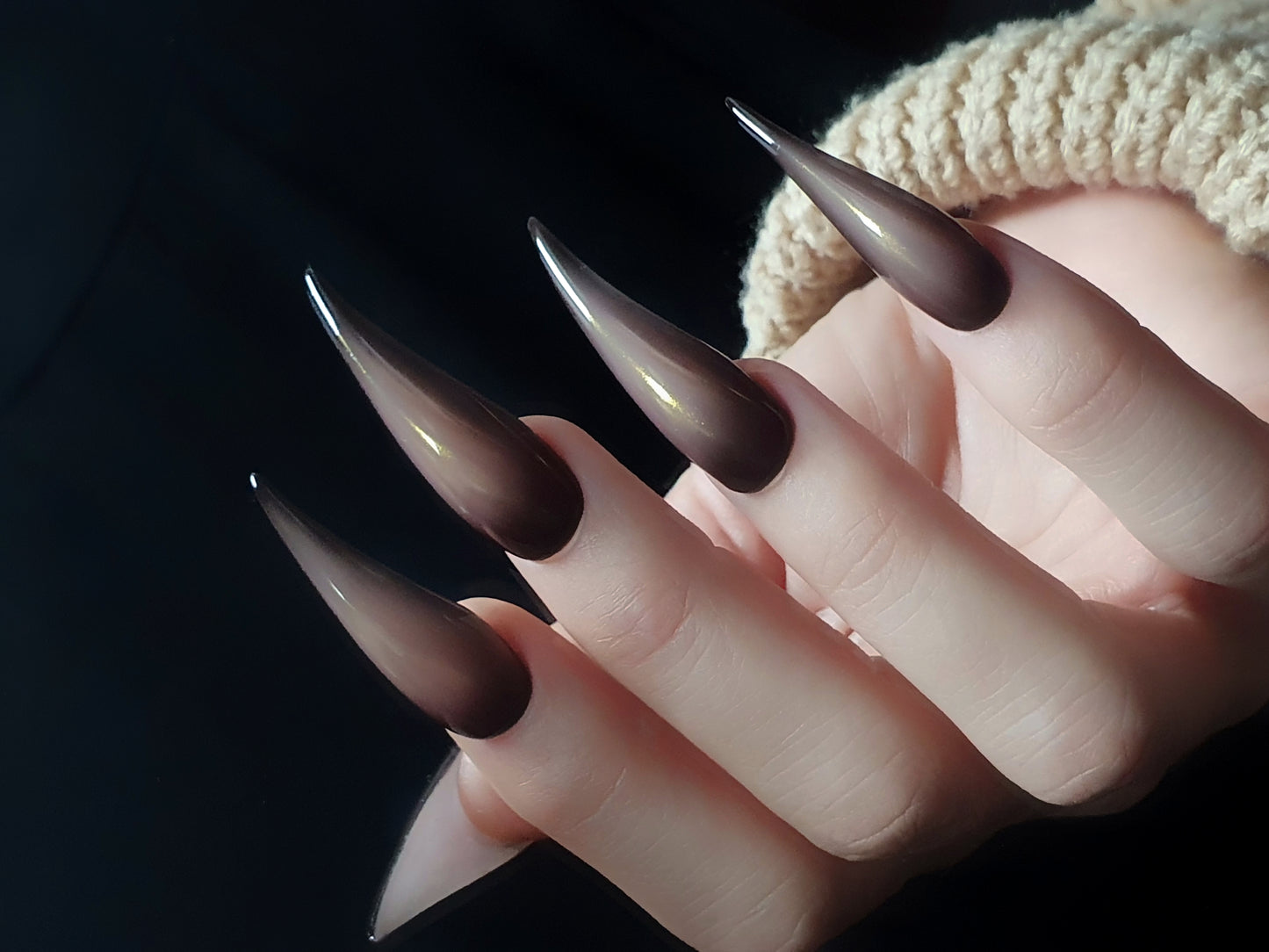 Extra-long chrome gold-pink in black claws