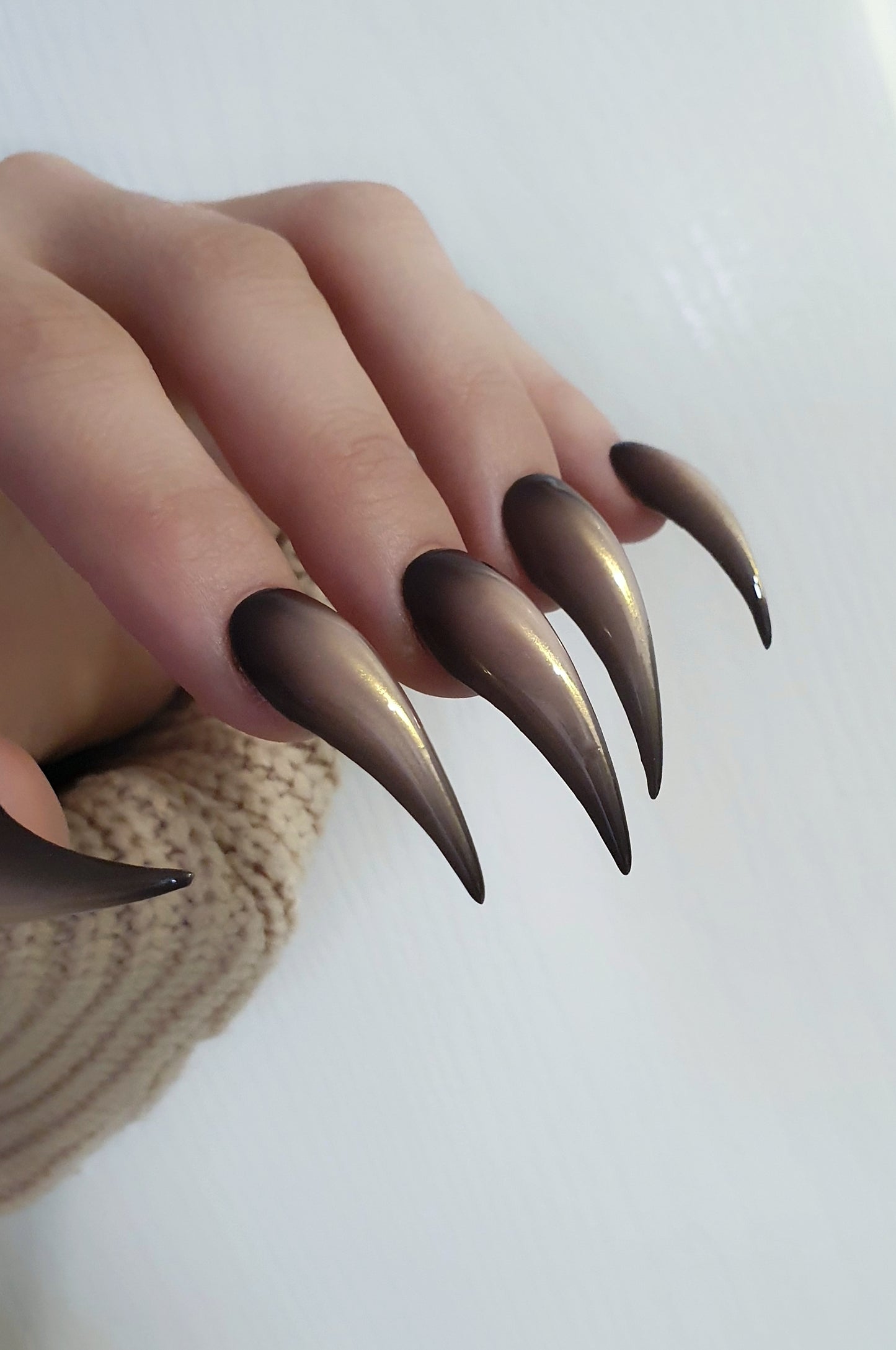 Extra-long chrome gold-pink in black claws