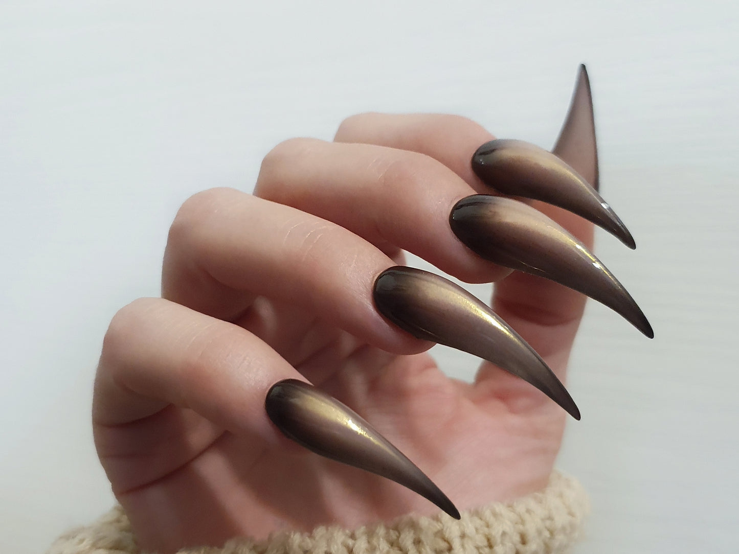 Extra-long chrome gold-pink in black claws